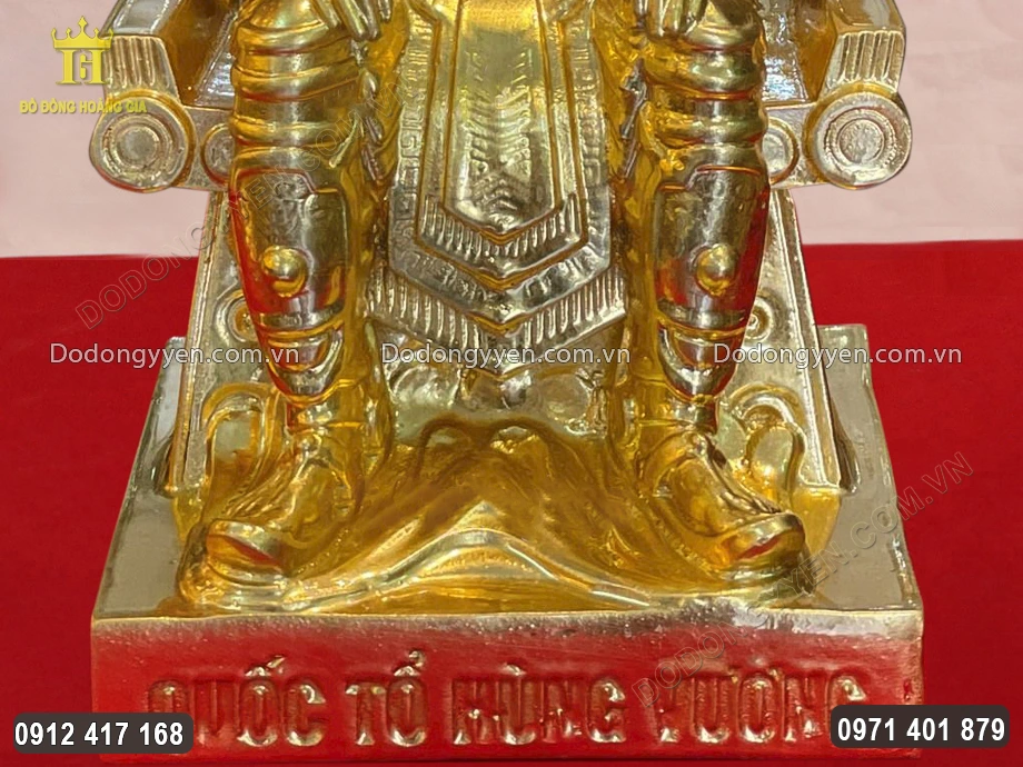 Phần ch&acirc;n đế chạm khắc sắc n&eacute;t t&ecirc;n của Ng&agrave;i